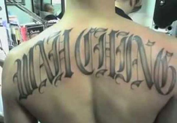 Wah Ching<br>    Bu uluslararas etenin kayna tartmal olsa da, iyi yaptklar bir ey var. Para kazanmak. iddete bavurma yoluna sk sk gitmelerine ramen bu durum onlar iin bir ara.