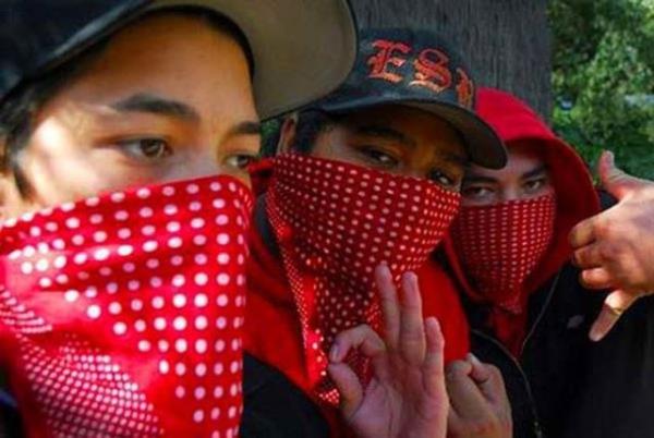 Bloods  Krmz giyinmeleri ve en byk dmanlarnn Crips olmasyla bilinen bu ete, aslnda Crips etesinin iinde bir grup olarak kuruldu.