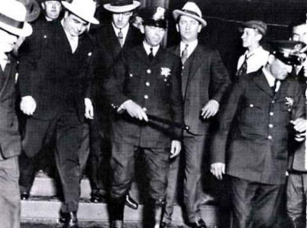 Cosa Nostra<br>    Yaygn bir biimde Amerikan mafyas olarak bilinen bu yksek profilli su rgtnn temelleri Sicilya'ya dayanmaktadr. talya'dan Amerika'ya balayan g dalgas srasnda, etenin de temelleri atlmtr.