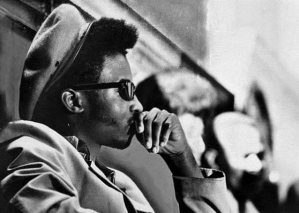 Almighty Black P. Stone Nation<br>    Ar slami etkiler tayan Chicago sokak etesidir. Lideri Abdullah Malik -asl ismi Jeff Fort-, Muammer Kaddafi ile eitli vesilelerle tanm ve yakn ilikileri vard.