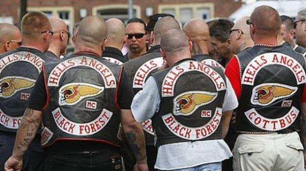 Hell's Angels<br>    Dnya apnda bilinen en popler motorcu etesidir. Gaddarlklaryla n salan bu sert ocuklar birok mafya gruplar ve su rgtleriyle yasa d ibirlikleri de yapmtr. Ancak Hell's Angels bu ekilde anlmak istememektedir.
