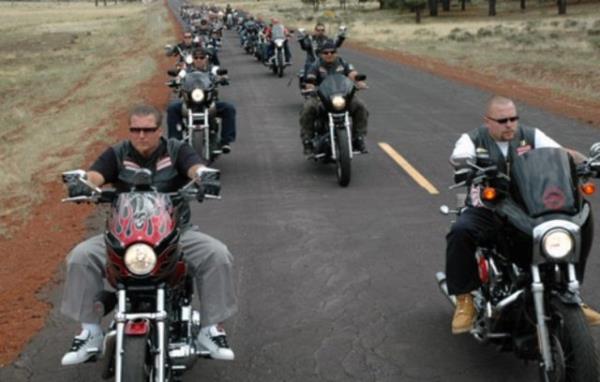 Onlarn savunduu tez, iddetin ve kanunsuzluun bir yaam miras olduu ve paray, yaam stillerini srdrmek iin bir ara olarak kullandklardr.