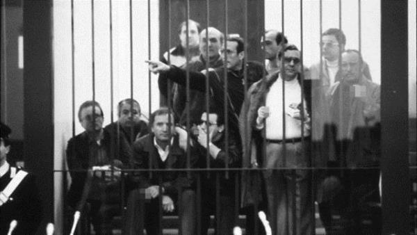 ete ierisinde ok sert ve acmasz kurallar vardr. Eer bir ete yesi kurallar inerse, cezas lmdr ve bu lm yaknlar tarafndan gerekletirilir.