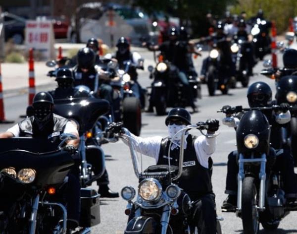 artc olmayan bir biimde Hell's Angels ile dmanlar ve bu dmanlk iddetli atmalara sahne oluyor.