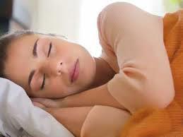 rnein dzenli olarak geceleri vakitli yatp uyumamz vcudun kendini onarmas iin yapabileceimiz en gzel hareket.