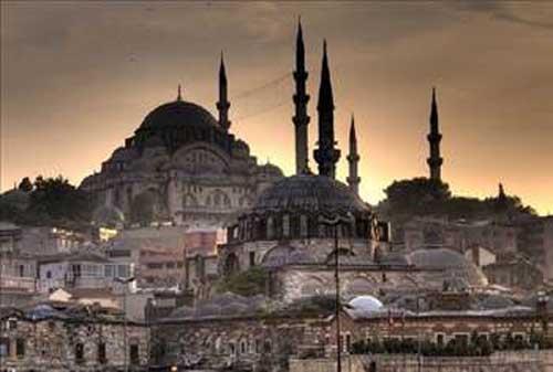 Sleymaniye camiinin 4 minaresi olmasnn sebebi, Kanuni'nin stanbul'un fethinden sonraki drdnc padiah olmasdr. Bu drt minaredeki on erefe de Kanuni'nin Osmanl'nn onuncu padiah olmasnn bir iaretidir.