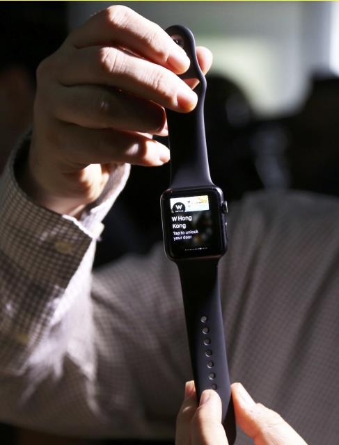 APPLE WATCH LE KASADA DEME DE YAPABLYORSUNUZ  <br>  Apple'n online deme sistemi Apple Pay de Apple Watch'u destekliyor ve deme yaparken saatinizi kullanabiliyorsunuz.