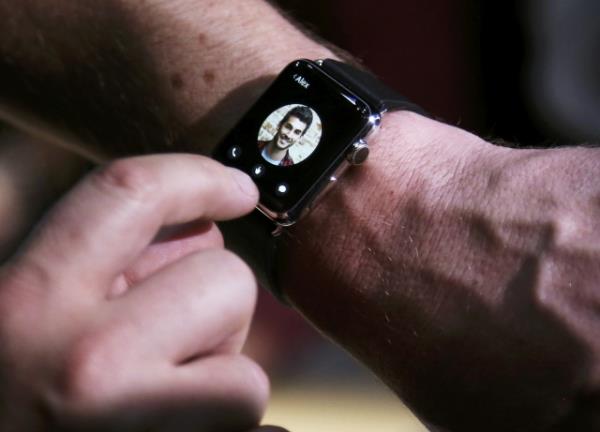 rnein mzik dinliyorsunuz; Apple Watch ile alan mzii saatiniz zerinden kontrol edebiliyor, para deitirebiliyor veya sesi azaltp ykseltebiliyorsunuz.