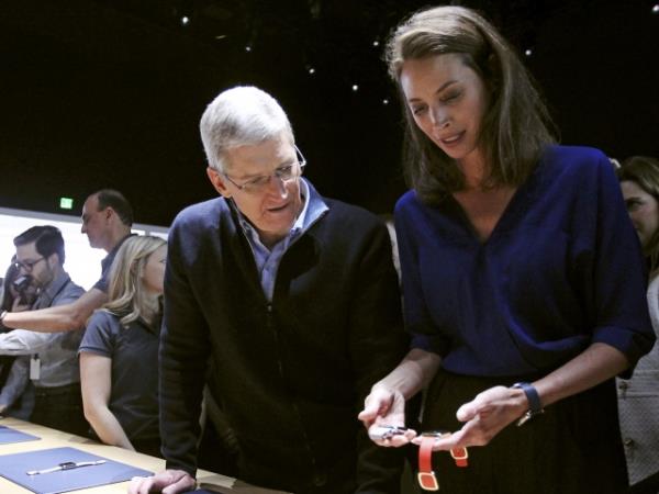 Saat, iletiim, fitness ve salk zelliklerine ek olarak WatchKit sayesinde Apple Watch, yeni uygulamalara da ak hale geliyor. Siri Watch zerinden konuarak aktif hale geliyor. &#8220;Hey Siri&#8221; komutu ile farkl grevleri yerine getirebiliyor.