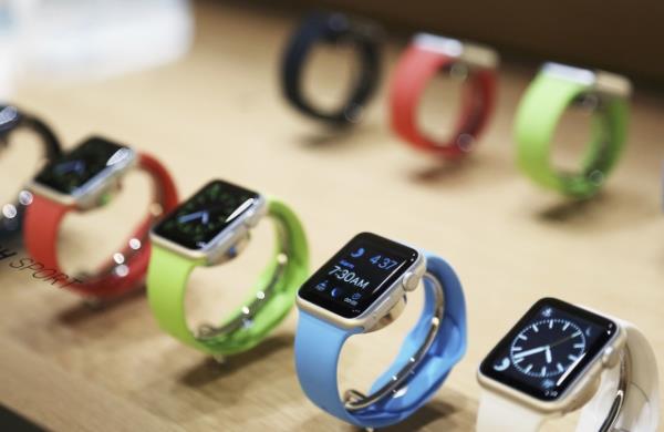 10 BN DOLARA SAAT  <br>  Apple Watch paslanmaz elik kasal model 549 dolardan balayan fiyatlarla sata sunulacak. Apple Watch Sport'ta ise fiyatlar 349 dolardan balyor. 18 ayar altn Apple Watch Edition'lar ise 10 bin dolar fiyat etiketine sahip...