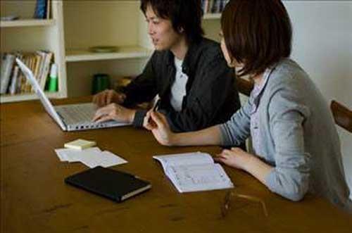 Hkmetmeyi severler. Bu yzden aslan burcu insanlarn ok kalabalk personelin alt bir i ortamnda tek bana gayet baarl bir ekilde yneticilik yaparken grebilirsiniz.