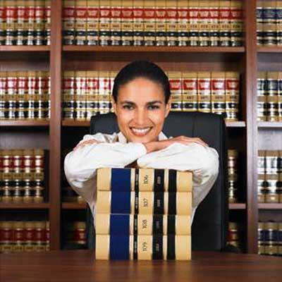 Avukat, hkim, savc, diplomat, politikac olarak karmza karlar.