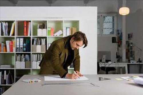 Bu otoriter sert grnmlerinin altnda sanata yaknl ile de bilinen aslan burcu insanlar moda tasarm, dekorasyon, fotoraflk alanlarnda da baarl bir ekilde mesleklerini icra ederler.