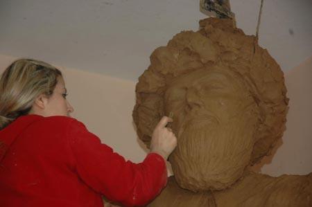 Kuyumculuk, ses sanatlklar, mcevher tasarmlar, heykeltralk, dekoratrlk mesleklerinde baar elde ederler.