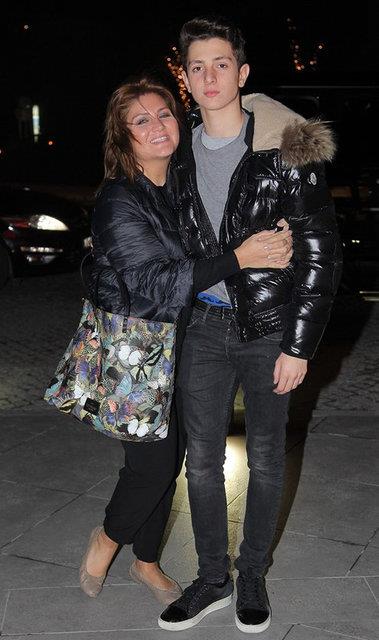 14 yandaki Emir&#8217;in boyunun annesini getii dikkatlerden kamad.