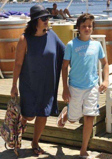 KAMERALAR NNDE BYDLER  <br>  nl sanat Sibel Can, Sulhi Akst&#8217;le evliliinden olan olu Emir byd...