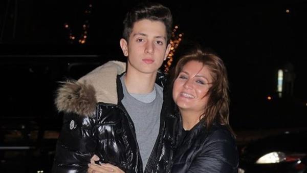 Getiimiz gn, oluyla birlikte maazalar dolap alveri yapan Sibel Can daha sonra muhabirlere poz verdi.