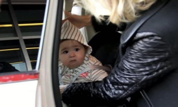 Elif Ada&#8217;nn durumunun iyi olduunu belirten Yldz, babasna ok benzediini syleyen gazetecilere, &#8220;Tpk babasnn kopyas&#8221; diye cevap verdi.