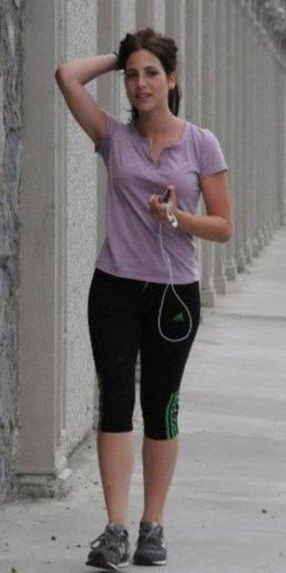 Annesi gibi sk bir diyet ve sporla 16 kilo veren Zehra formda grntsnn tadn karyor.    Sk sk spor yaparken grntlenen Zehra, son grntsyle artt.