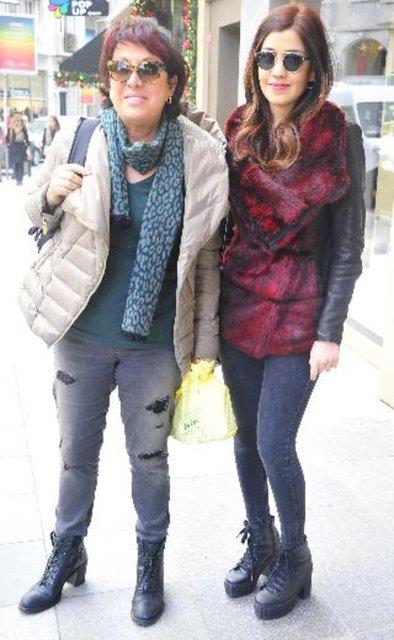 Usta oyuncu Oya Baar, eski ei Levent Krca&#8217;dan olan kz Aye ile Nianta&#8217;ndayd. Ylba alverii yapan anne-kzn keyfi yerindeydi. &#8220;Kzmla geziyoruz&#8221; diyen Baar, poz vermeyi de ihmal etmedi.