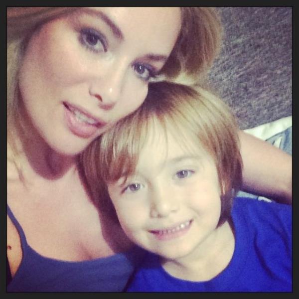 Objektifleri pek sevmeyen zelik, bu kez glmserken, Murathan'n ise utangal tuttu.  <br>  Fotoraflar ekilirken keyfi kaan Murathan yzn saklad.