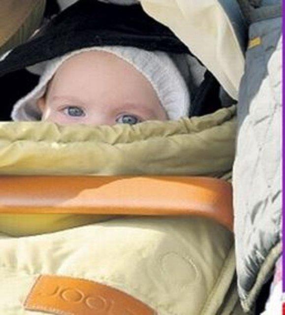 Ailesinin kameralardan saklad Bebek, ilk kez bu kadar net grntlendi. Annesine benzerliiyle dikkat eken Aziz'in keyfi yerindeydi.