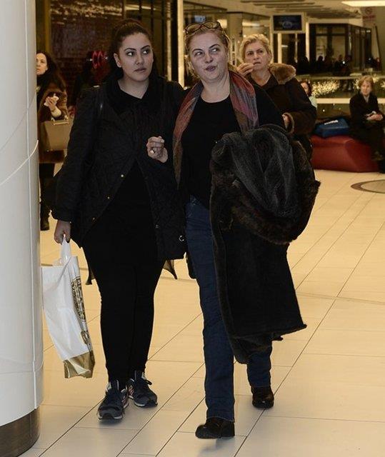 Alveri yapan anne-kz, daha sonra teknoloji maazalarndaki cep telefonlar ve tabletleri inceledi.