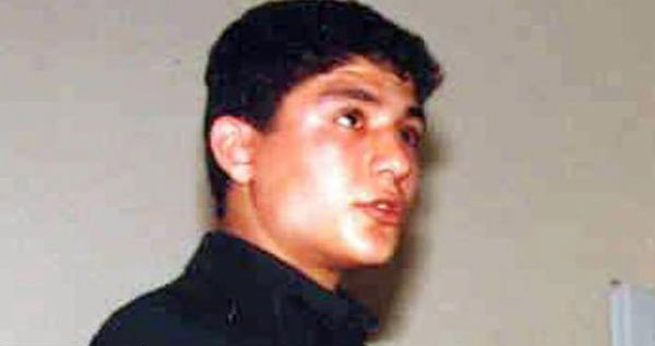 1997- Ali Kaya/ Masum grntsne ramen ok kk yata amcasn ldrerek 5 yl hapis yatan Ali Kaya, 'Bebek Yzl Katil' adn buradan ald. 5 yln ardndan annesinin yanna Adanaya dndnde annesine tecavz eden birini ldrd. Bu cinayet sonras akli dengesi bozuk raporu alarak akl hastanesine kaldrlsa da kapal yerde duramaz' raporu alp hastaneden karld. Alanyaya dnp 5 kiiyi daha baklayarak ldrdkten sonra &#8216;kiilik bozukluu' tehisiyle tekrar akl hastanesine yatrld. Burada zmir Canavar olarak anlan Ayhan Kartal ldrnce anlurfa yar ak cezaevi'ne gnderildi. 1 yl sonra cezaevindeki ak gr srasnda kalabalktan faydalanp kamay baard. Ancak ok gemeden yakaland. Kamak isterken zerinde tabanca ve ldrecei kiiler olduu iddia edilen 10 kiilik isim listesi ile yakalanan Kaya, cezaevine girerken tekbir getirip, 'Bugn olmazsa yarn olacak, bugnn yarn da var!' diye bard.