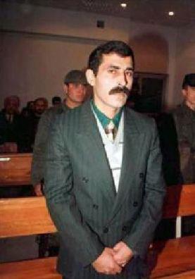 1992 - 1995- Adnan olak/ Artvinde 1992-1995 yllar arasnda iledii 11 cinayet sonras 'Artvin Canavar' olarak anlmaya balanan Adnan olak ilk cinayetini 16 Ekim 1992 akam iledi. Artvin merkeze birka kilometre yaknlarnda bir kyde 58 yanda bir kadn tlbentle boaz sklarak bayltldktan sonra tecavz edildi. Katil, kadn ld zannedip kaarken, kadn kendine gelip yardm istedi. Hastaneye gtrld anda ise katili tandn syleyip ekalini bildirdi. Katil, kadnn komusu Adnan olakt. Yarglamas 5 yl sren Adnan olak tanklar, tehisler ve deliller birletirilip alt kez idam, ikier kere yirmi yllk ar hapis cezasna arptrld. Tarihler 28 Mays 2005i gsterdiinde ise 'Rahan aff' olarak anlan artl Salverme Yasas kapsamnda serbest brakld.