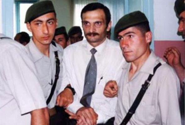 2001- Orhan Aksoy/ 17 Austos depreminden sonra ileri bozulup eiyle aras alana kadar gayet sradan bir hayat olan Orhan Aksoy, bir caniye dnt. 2001 ylnda Gaziosmanpaa amlk Parknda bekiler az bantl 2 koli bulup iinden plak bir ceset ktnda kimse cinayetlerin bu kadar hzl devam edeceini dnmemiti. lk cinayetin bulunmasnn zerinden 8 gn geip, koli ve bidonlarda bulunan cesetler 5e ykseldiinde katil yakaland. Orhan Aksoy ilk cinayetini iledikten sonra ldrmenin kendisine zevk verdiini fark etmiti. Yakalanmasayd son kurban vejetaryen olduu halde kendisine etli nohut yemei getiren garson olacakt. Yeni cinayetlere hazrlanrken yakalanan Orhan Aksoy, kendisini kan tuttuu iin btn cinayetleri iple ilediini itiraf etti. Mahkeme salonundan karken gazetecilere, Hepinizin kolileri hazr, kar kmaz devam edeceim... diye baryordu.