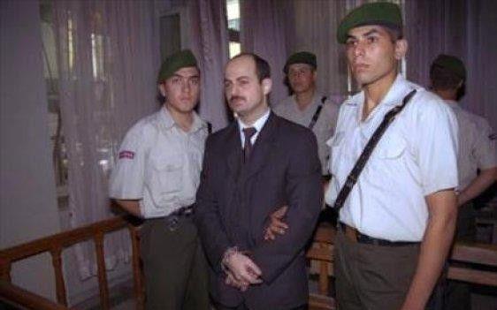 1998- Seyit Ahmet Demirci/ Taksi forl yaparak geindii, gayet sakin bir hayat olan Seyit Ahmet Demirci, bir gn en yakn ocukluk arkadann intihar haberini ald ve intihar arkadann yllar nce tecavze uramasna balad. Yllar sonra arkadandan gelen kt haberi alnca kendini bir mobilyacnn nnde bulan Demirci, ieri girip bodrum katna indirdii maaza sahibini orada tek kurunla vurarak ldrd. Polisler, bu ekilde arkada hibir iz brakmadan 3 kiiyi ldren katille ilgili soruturmay devam ettirirken ilk kurbandan alnan cep telefonundan bir sinyal geldi. Ordunun Fatsa ilesinden gelen bu sinyali takip eden polisler, eve baskn yaptnda Seyit Ahmet Demirci gayet sakin bir ekilde kapy ap teslim oldu. Her eyi itiraf eden Demirci, yakalanmasayd cinayetleri tacize uradklar yaa yani 11e tamamlayacan syledi. Seyit Ahmet Demirci, Bakrky Ar Ceza Mahkemesi tarafndan  kez idama mahkm edildi ve cezalar mebbet hapse evrildi.