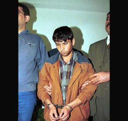 1998 - 2001- Hamdi Kayapnar/ Kayseride 3 yl iinde 6 cinayet ileyen 22 yandaki Hamdi Kayapnar, evinde yaplan aramada zerinde kan lekesi olan bir pantolon bulunup gzaltna alnnca btn sularn itiraf etti. 3 yl nce, Yaar Sezer'i, 2 yl nce Memi Dinaslan' ve brahim Gen'i, son olarak da Cafer ahin ve Abdullah Aslan' pompal av tfeiyle vurarak ldrdn, ldrd kiilerin zerinde bulduu paralar ve kymetli eyalarn aldn syledi. Cesetleri ple atarken olay gren inaat bekisi Ali Aras' da tank olmamas iin ldrdn ekledi. 11 yandaki z kardeini iple boarak ldrdn ve 4.5 yl cezaevinde yattn, bu nedenle okula gidemediini, psikolojik yapsnn bozuk olduunu anlatan Hamdi Kayapnar ifadesinin son blmnde, &#8220;Bu ii av olarak deerlendiriyorum. Zaten avcym. Kurbanlarm av, avlarn stnden kan para ve eyalar da av ganimetidir&#8221; diye ekleme yapt.