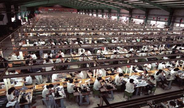 Bu srada, Vietnam'da Nike fabrikasnda alan iiler 1/10 sent para kazanyor..