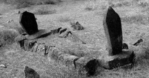 "RAHMETLNN MEZARINDAN SESLER GELYOR"UN AIKLAMASI  <br>  Mezardan gelen sesler rme srecinin bir sonucu. Gnden gne ien karn patlyor ve gs kyor. Bu olay mezar stnden duyulabilecek kadar sesli olabiliyor.