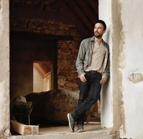 Megastar Tarkan bir boya firmasnn reklam yz oldu ve 1 yllna 3 milyon TL ald. Tarkan 1994 'ten bu yana 13 reklam filminde rol ald ve hep rekor dzeyde cretlere imza att.