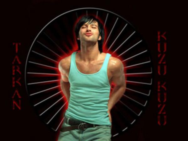 TARKAN<br>    Bir akaryakt firmasnn reklamlarnda boy gsteren Tarkan, 2 milyon dolar para almt.