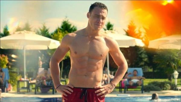 Bir ylda fiyatn yzde 150 arttrp rekor krd. Bursin reklam fiyatna da zam yapt. Geen yl cep telefonu mesaj uygulamas ve ay reklamndan 200'er bin TL alan Kerem Bursin artk 500 ile 750 bin TL arasnda kamera karsna geecek. (Posta)