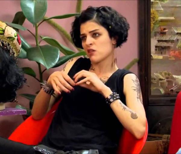 Yalan Dnya dizisinde hem rocker Eylem ve hem de &#8220;Ne ektin be!&#8221; sz ok sevilen Vasfiye Teyze karakterlerini canlandran Gonca Vuslateri&#8217;nin blm bana ald cret duyanlar artt...