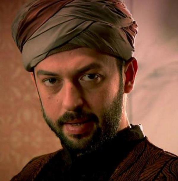 Muhteem Yzyl dizisinin ne kan karakterlerinden Pargal brahim Paa'y canlandran Okan Yalabk da cretiyle ilgili bir sorun yaad.