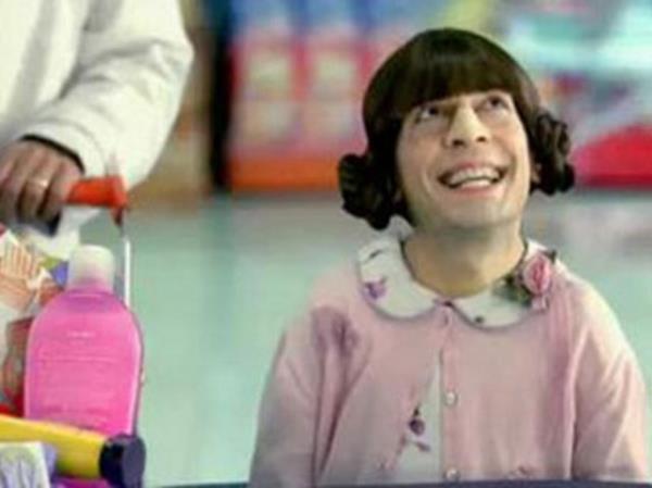 OKAN BAYLGEN< Her parmanda ayr bir marifet bulunan Okan Baylgen geen yl, para yerine kullanlan banka kartn tantan reklam filminde rol almt. nl komedyenin eitli klklara brnd bu ilgin reklam karl yaklak 600 bin dolar ald