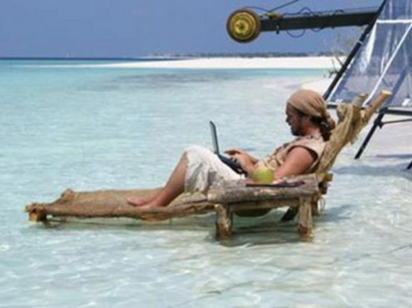 BEYAZIT ZTRK 12 yldr srdrd televizyon programyla her yatan ok sayda insann beeniyle izledii ztrk de reklamclar peinde koturuyor. Geen yl bir merubat firmasyla anlaan nl komedyen oynad reklam filmi karlnda 1,5 milyon YTL ald. ztrk, Erdal zyaclar ile birlikte bir bankann reklam filmlerinde de boy gstermiti.