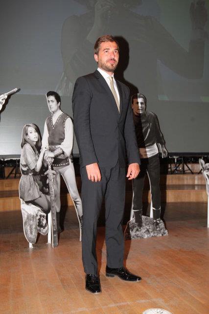 DUDAK UUKLATII  <br>  Yakkl oyuncu Engin Altan Dzyatan, yeni dizisiyle ekranlara dnyor...