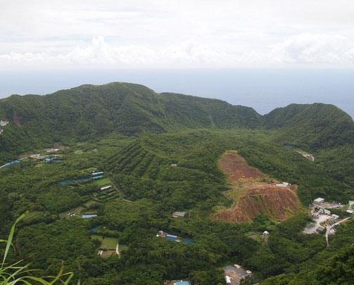 Aogashima, Izu Takmadalarnn bir paras, Filipin Denizinin iki yz mil gneyinde yer alyor.