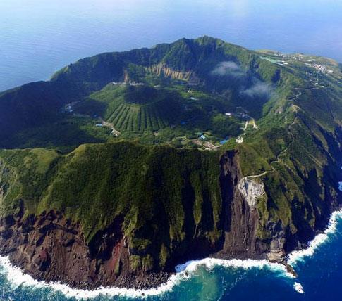 Kendinizi dev bir volkanik krater iinde yaarken hayal edebiliyor musunuz?