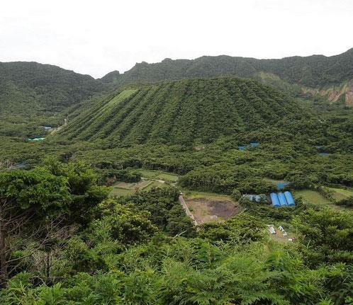 Sadece bir okul ve tek bir postane ile Japonya'ya bal olan volkanik ada tam bir manzara aheseri.