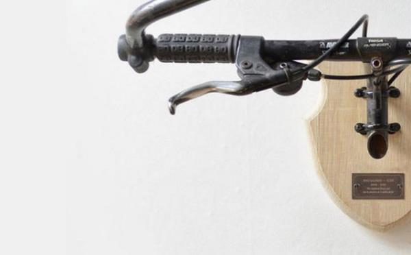 Bisiklet Tahnitilii: Sadece hayvan m doldurulur? Odanzn duvarn geyik kafas yerine bisiklet kafas da ssleyebilir. ngiliz sanat Regan Appleton odanza asmanz iin allmadk doldurma nesneler tasarlyor.