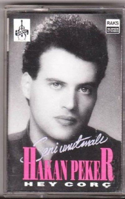 Cor<br>  Hakan Peker, 'Hey Cor' isimli arksn yaparken dillere dolanmasn amalasa da, herhalde byle bir felakete yol aacan bilmiyordu. 'Ayn mal deme Cor' eklinde bir reklm bile vard. Uzun sre insanlar birbirlerine 'Cor' diye hitap etti