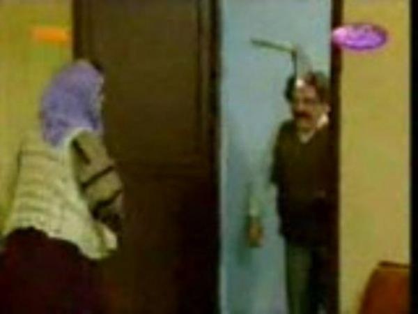 90'LARIN KOMK REPLKLER  <br>Ne kodun la kafana?  <br>Levent Krca'nn bir skecinden ortaya kt. Kafasna balta saplanm olarak eve gelen bir adamn ei ona bu soruyu soruyordu. Bir ara herkes birbirine bunu syledii iin apka, bere takan kalmamt.