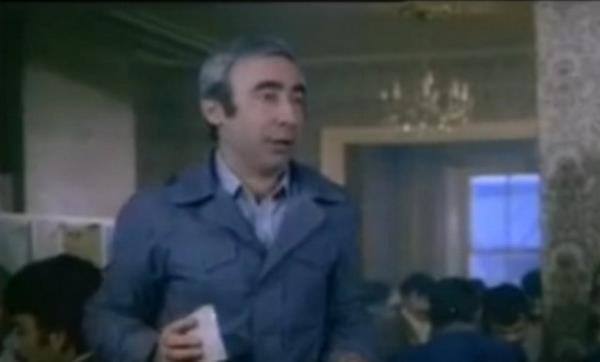 <p>Neeli Gnler / ener en </p>  <p>  - En iyi cilet budur. Dnyann btn mehurlar bununla tra oluyor; ngiltere Kral, rahmetli Bakan Kennedy, Tasz Kral Pele, Bakenbauer, Kaleci Myer, Nadya Komenaci, Biricit Bardo, Fenerbaheli Cemil&#8230; hepsi hretlerini bu baa borlular. Evettt! Denemesi bedava hem de hi para vermeden. Bakn mesela u vatandan sakal uzam. imdi 2 dakikada susuz sabunsuz, bu i hallolucak. Bakn abiler, fennin son harikas, Alaman mucizesi, btn mehurlarn ba..</p>  <p>  + Dur yahu..</p>  <p>  - Sen dur vatanda ya bana devlet kuu kondu be! Evet abiler dikkatle baknz. Baknz, su yok, sabun yok, gibicibicis marka krem, bu da fabrikamzn hediyesidir ok muhterem abilerim. Evet baknz, ltfen saatlerinize baknz. Yalnz 17 saniyede tamam bu i. Bir, ikiee, , drt, be ,alt, yle yedi, evet bitiyor, sekieez, do&#8230;</p>  <p>  + Yeter be yeter, suratm kan iinde braktn be.</p>  <p>  - Tela yok kesikler iin kan ilac satyoruz! Tuhh! Getir bakym.</p>