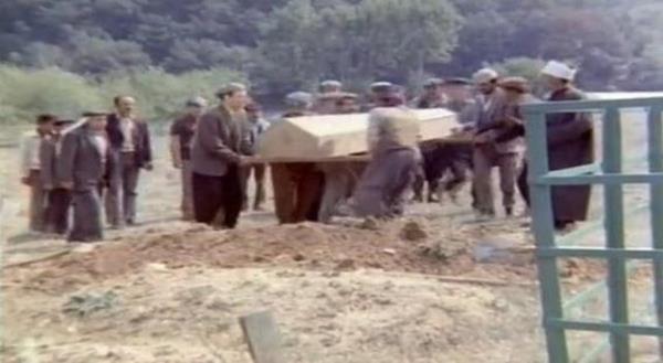 mam: Kble bu taraf!  <br>Kemal Sunal: Yoook, evirin bu taraf.  <br>mam: la havle... evirin bu tarafa!  <br>Kemal Sunal: Ula n&#8217;apacak kbleyi? Kalkp namaz m klacak!